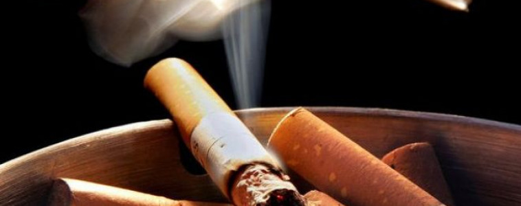 How does tobacco smoking affect headaches?